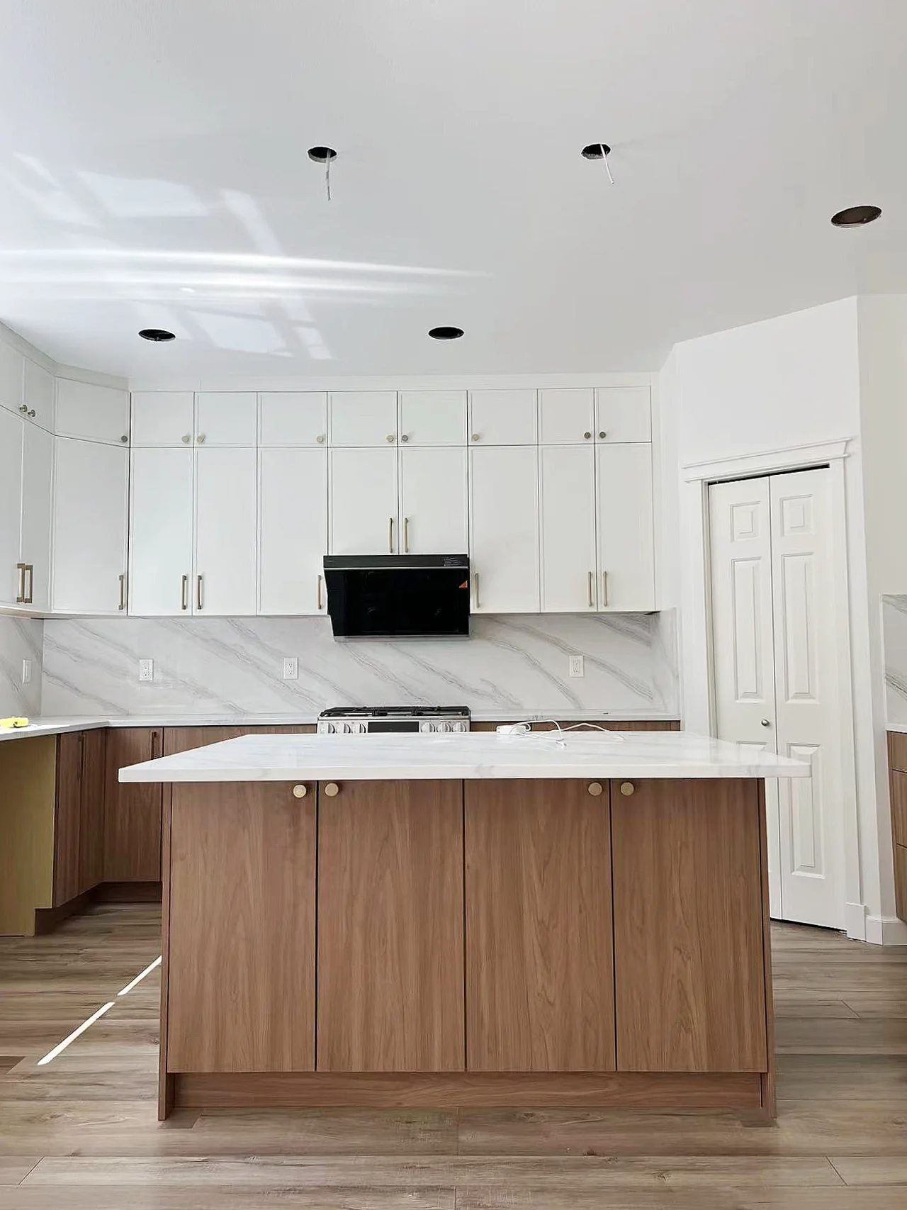 Slim Simply White + Kanas Oak Project completed interior