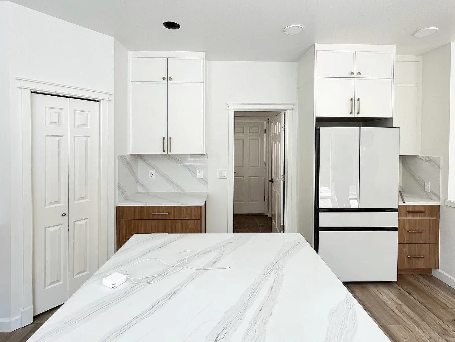 Slim Simply White + Kanas Oak Project completed interior