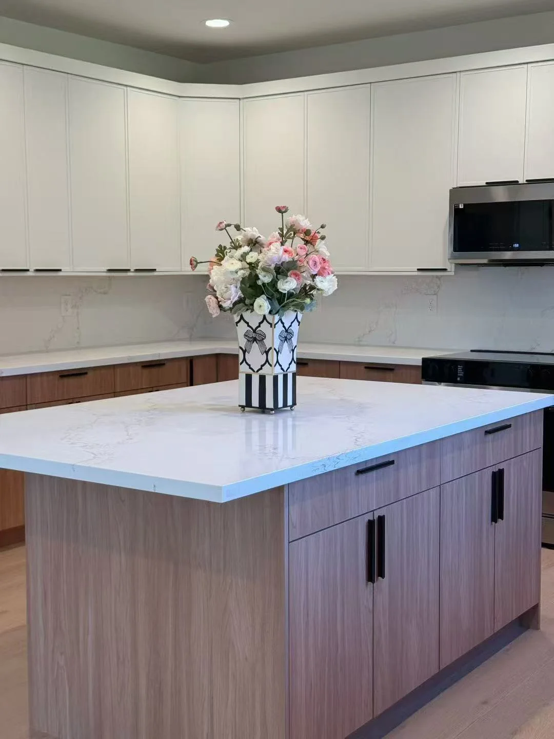 Slim Simply White + Kanas Oak Project completed interior